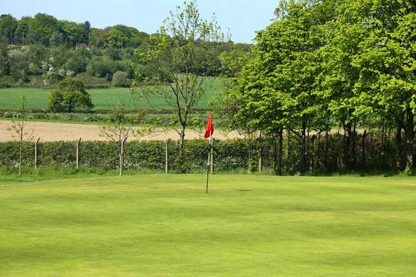 Bandeira vermelha em um campo de golfe — Fotografia de Stock