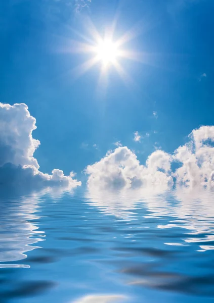 Фон неба и отражение воды — стоковое фото