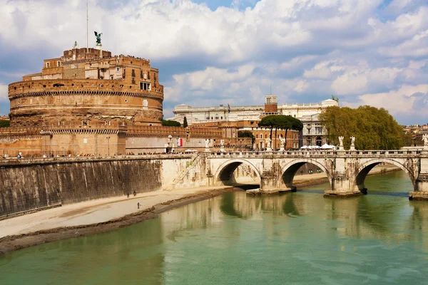Svatý anděl pevnost a tiber řeky v Římě, Itálie — Stock fotografie