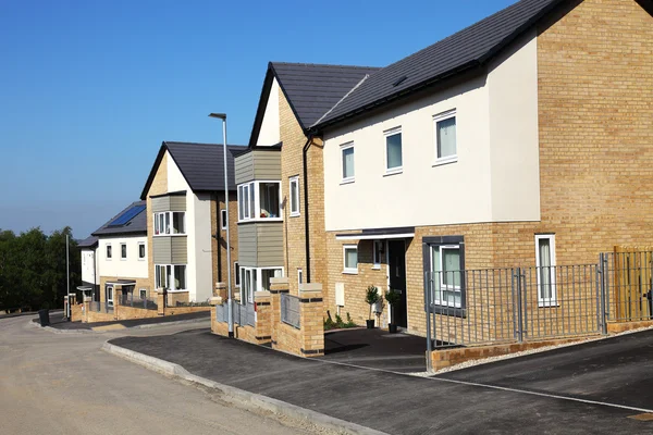 Casas em uma propriedade residencial inglesa típica — Fotografia de Stock