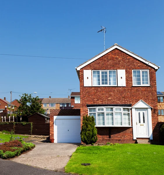 Engels huis met garage — Stockfoto