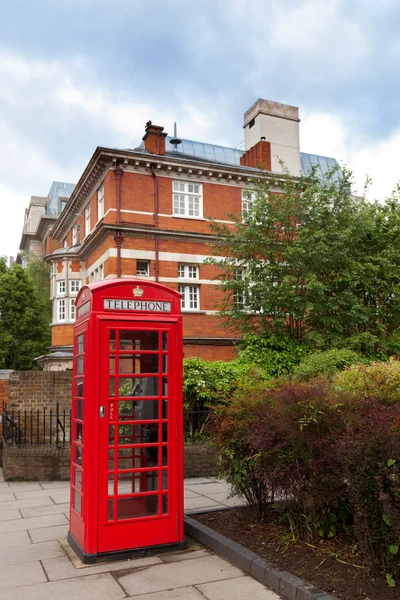 Classic red British telephone box in London — Stock Photo, Image