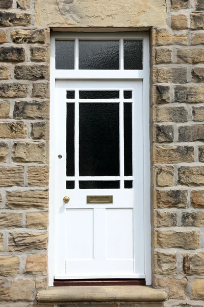 Puerta delantera blanca de una antigua casa inglesa — Foto de Stock