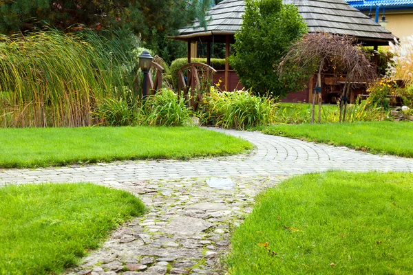 Camino en el jardín —  Fotos de Stock