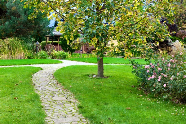 Steinweg im Garten — Stockfoto