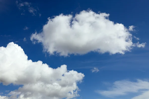 Mavi gökyüzüne karşı beyaz bulutlar — Stok fotoğraf