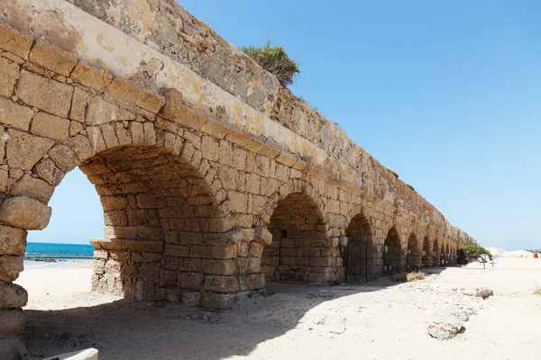 Antiguo acueducto en Cesarea. Israel — Foto de Stock
