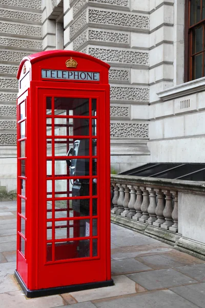 Klasická červená britská telefonní budka v Londýně — Stock fotografie