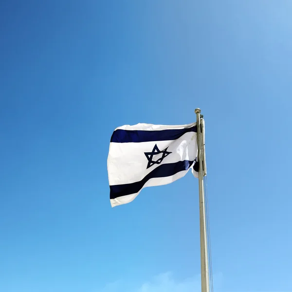 Israels flagga mot blå himmel — Stockfoto