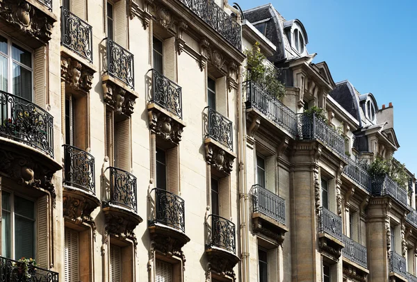 Typowy paryski architektura, centrum Paryża, Francja — Zdjęcie stockowe