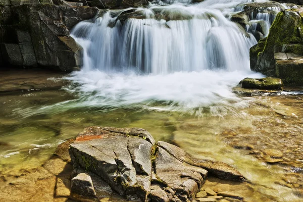 Gebirgsfluss mit Wasserfall — Stockfoto