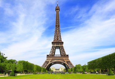açık bahar günü Paris'te Eyfel Kulesi