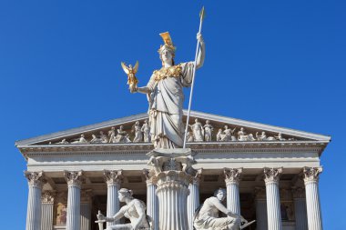 Viyana'daki Avusturya Parlamentosu önünde Athena