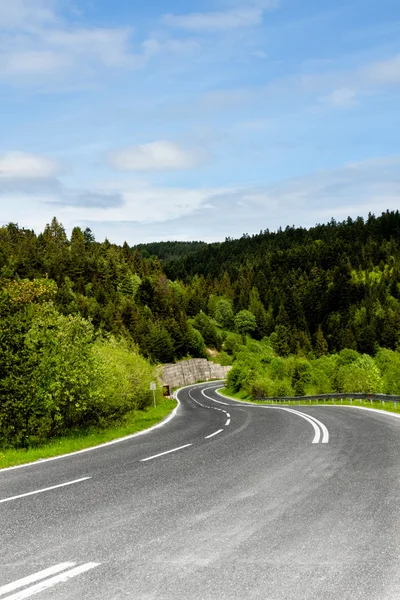 Een bochtige bergweg — Stockfoto