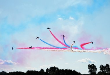 uçak airshow üzerinde oluşumunda