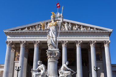 pallas Athena'nın heykeli önünde Avusturya parliamen