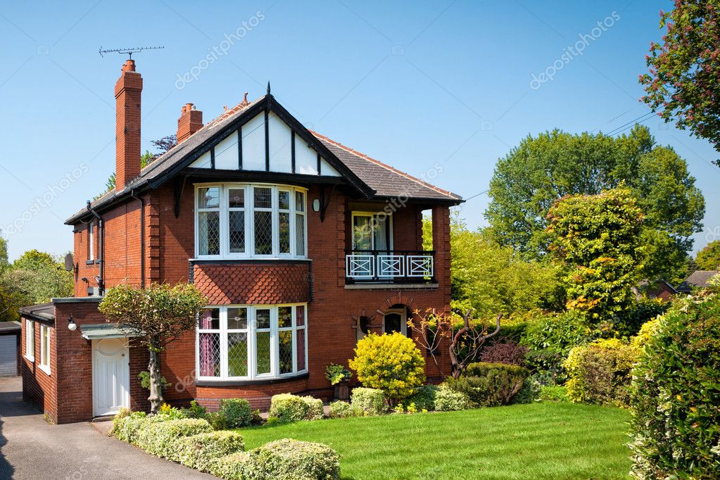 Typical English house with a garden – Stock Editorial Photo © WDGPhoto ...