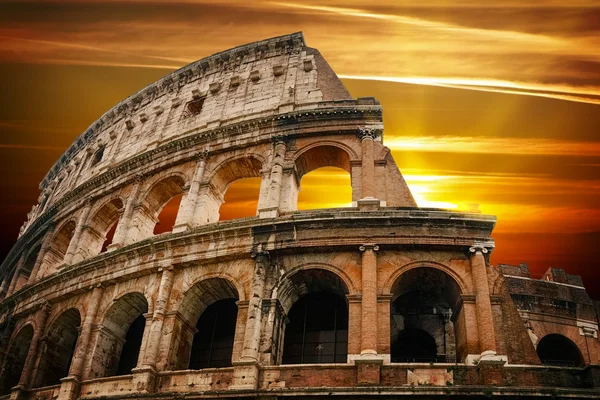 Římské Koloseum v sunrise — Stock fotografie