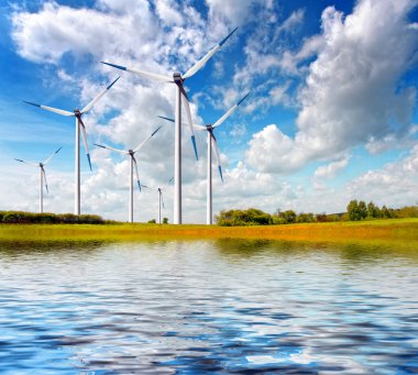 Bahar sahada yel değirmeni