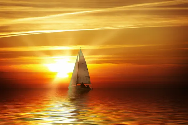Navegando ao pôr do sol — Fotografia de Stock