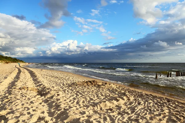 Plage de sable fin en bord de mer — Photo