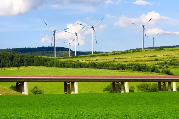 Motorvägen och vindkraft turbiner — Stockfoto