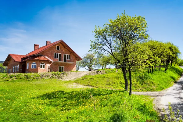 Новый дом на весеннем поле — стоковое фото