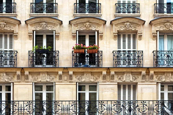 Parisli bir balkon — Stok fotoğraf