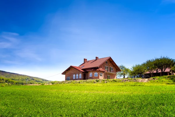 Dağlarda yazlık ev — Stok fotoğraf