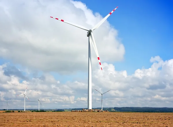 Höga vindkraftverk — Stockfoto