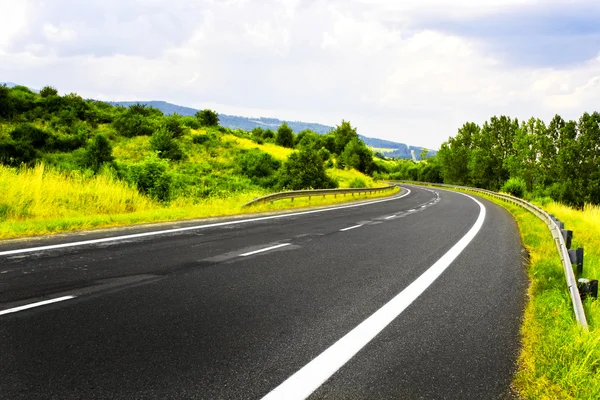 Strada di primavera di montagna — Foto Stock