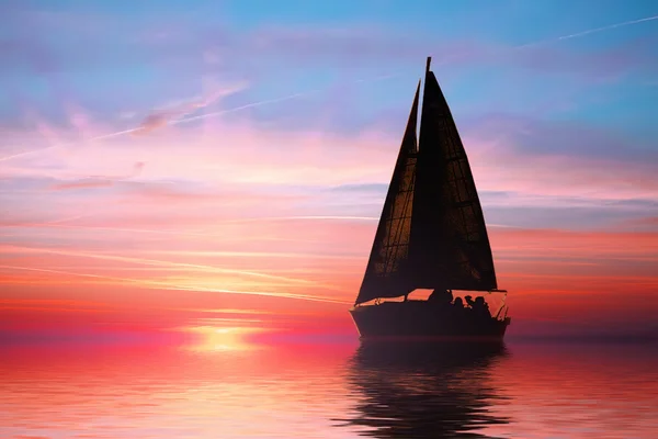 Navegando ao pôr do sol no oceano — Fotografia de Stock