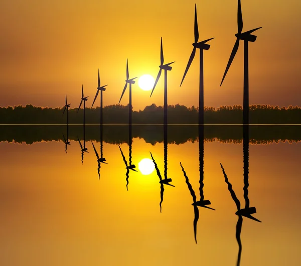 Énergie éolienne au coucher du soleil — Photo