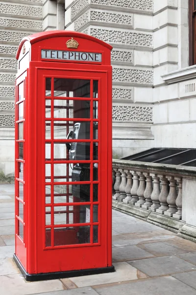 Caixa de telefone vermelha britânica em uma rua de Londres — Fotografia de Stock