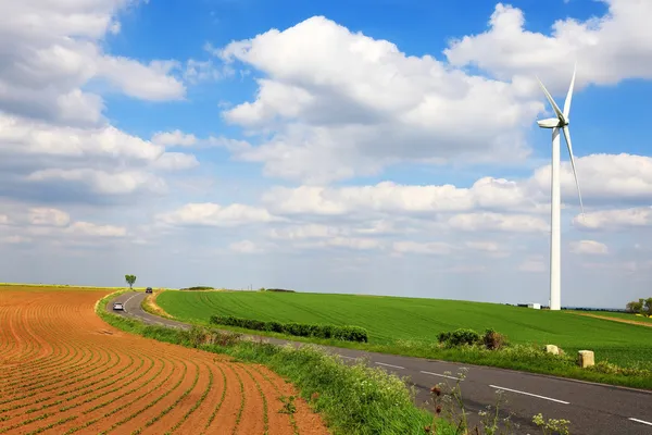 Windrad auf Frühlingsfeld — Stockfoto