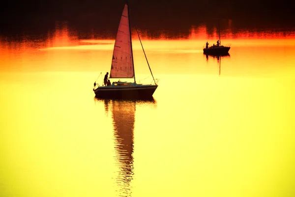 Segelbåt vid solnedgången — Stockfoto