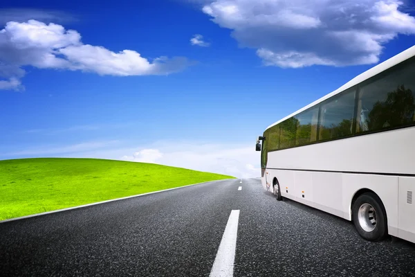 Turistický autobus na cestách — Stock fotografie