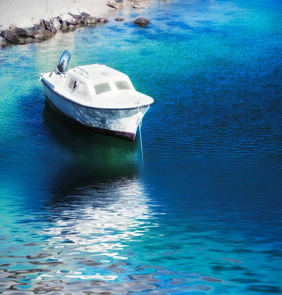 Barco a motor no mar azul — Fotografia de Stock