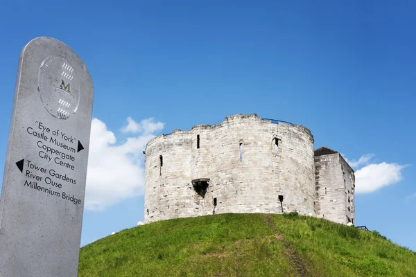 Clifford 's Tower in York UK — стоковое фото