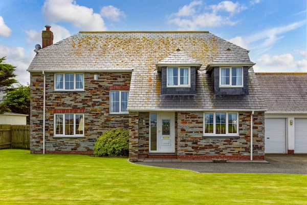 Traditionellt Engelskt Hus Med Garage Och Grön Gräsmatta — Stockfoto