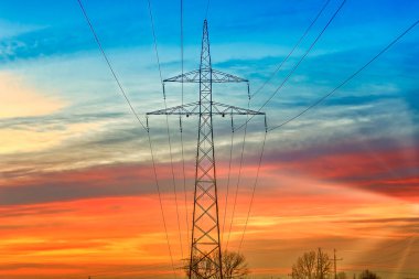 Gökyüzü arka planında yüksek voltaj iletim kulesi