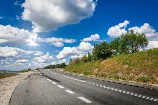 Camino Asfalto Vacío Hermoso Cielo Azul Las Montañas —  Fotos de Stock