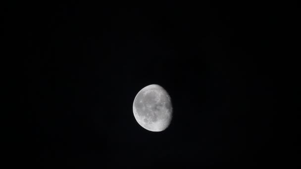 lune dans le ciel nocturne