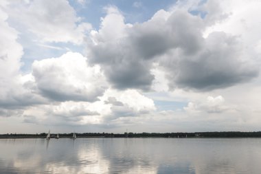 bulutlu gökyüzü mavi göl