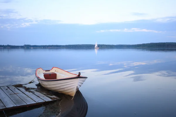 Bateau sur le lac — Photo