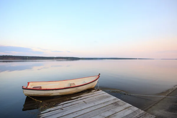 Boot auf dem See — Stockfoto