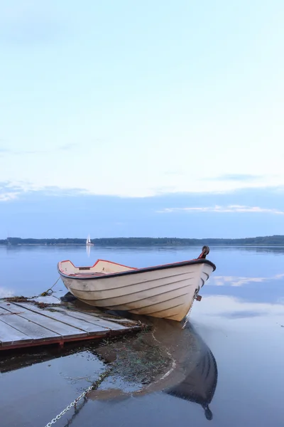 Barca sul lago — Foto Stock