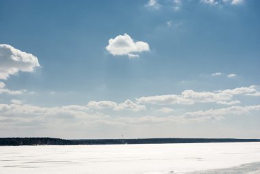 bulutlu gökyüzü mavi göl