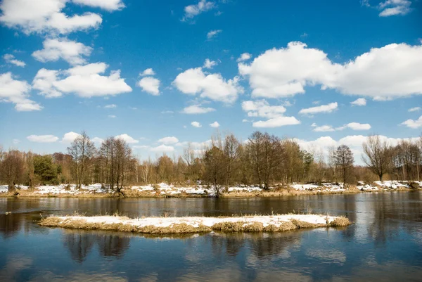 Modré jezero s zamračená obloha — Stock fotografie