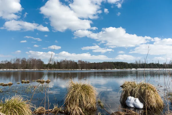 Błękitne jezioro z pochmurnego nieba — Zdjęcie stockowe